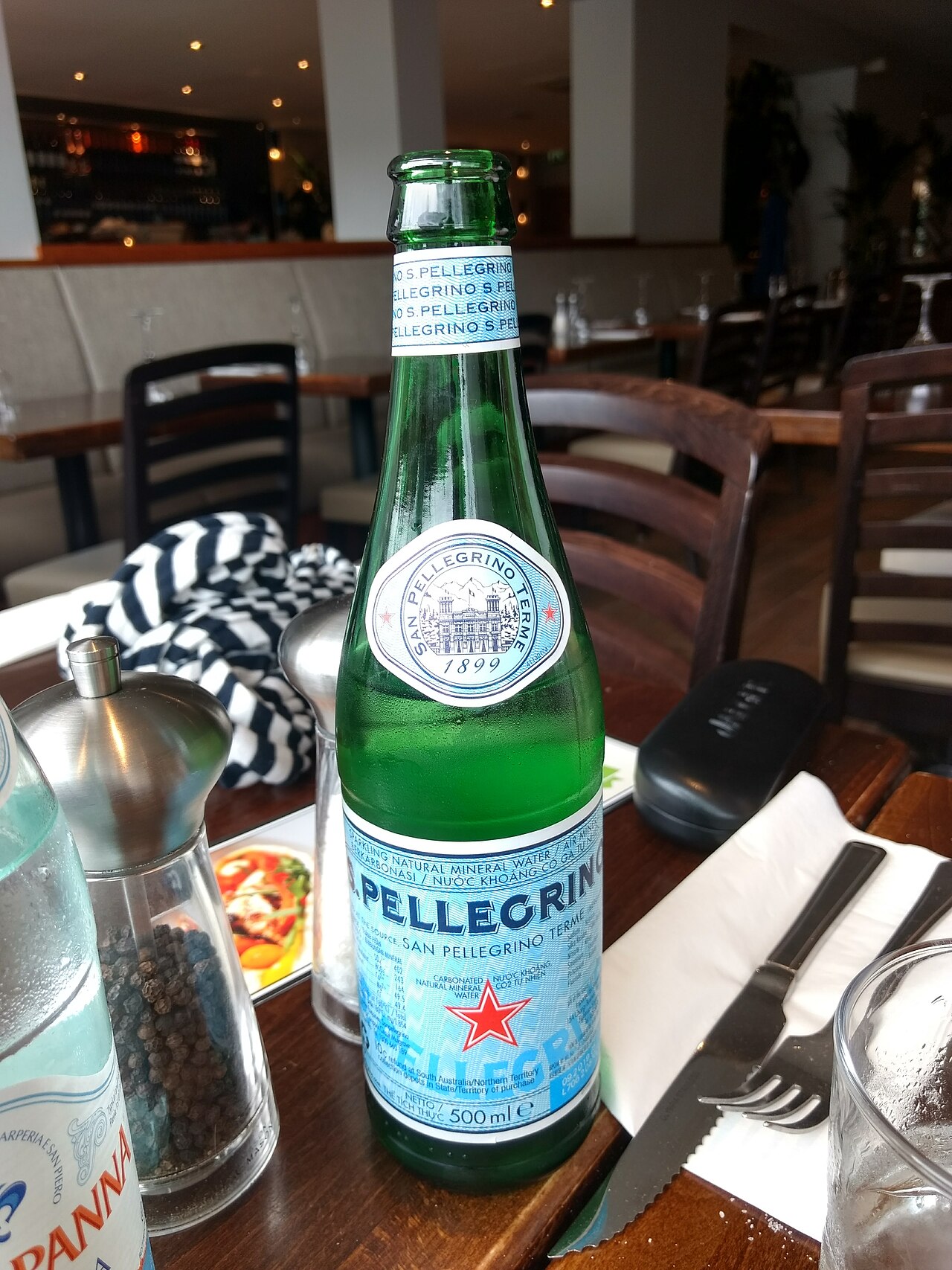 Bouteille d'eau pétillante San Pellegrino