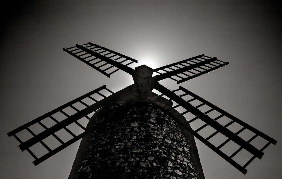 Moulin à vent à Allauch photographié en contre-jour